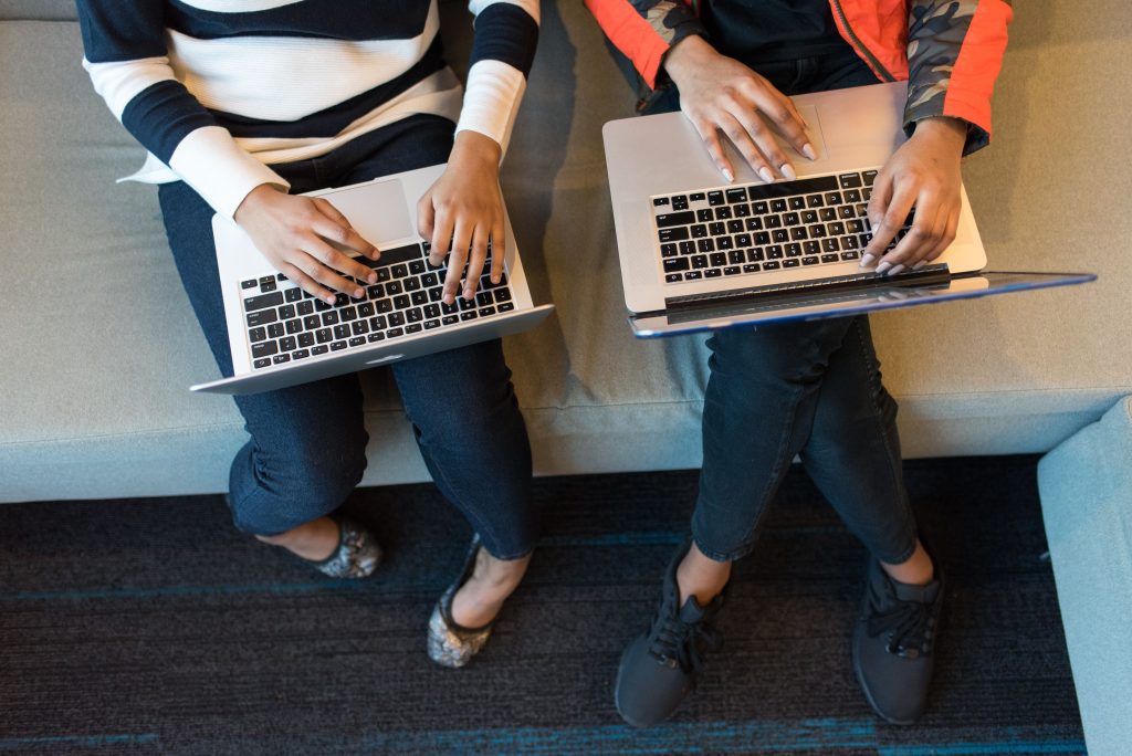 Dvaja účastníci pracujú na notebookoch počas kurzu digitálnych zručností